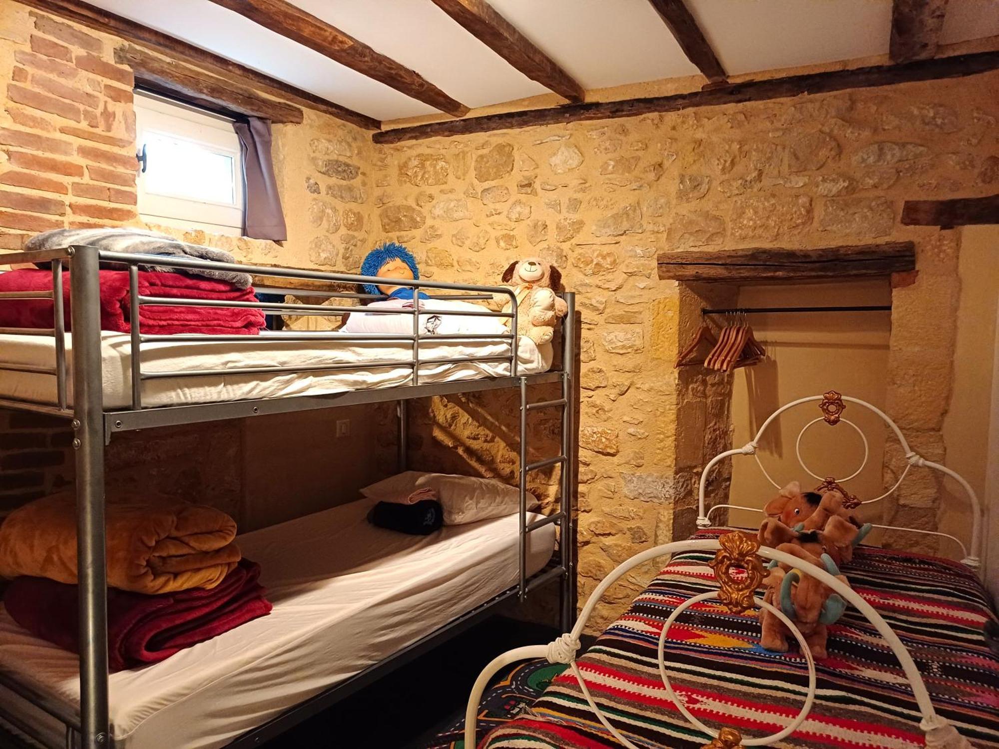 Au Pied Du Chateau - 5 A 11 Personnes - Baignade-Canoe-Piste Cyclable A 100 M Castelnaud La Chapelle Bagian luar foto