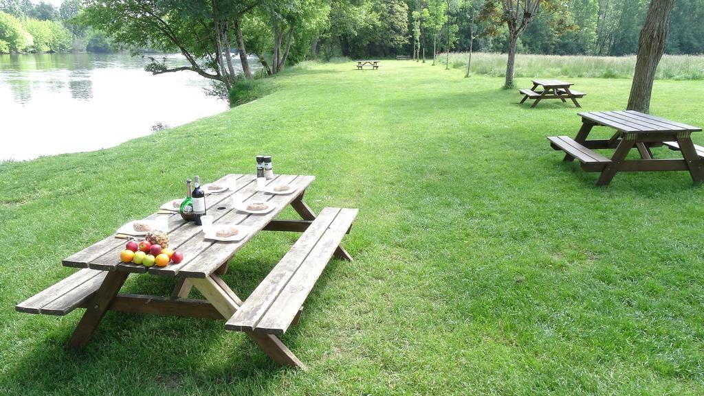 Au Pied Du Chateau - 5 A 11 Personnes - Baignade-Canoe-Piste Cyclable A 100 M Castelnaud La Chapelle Bagian luar foto